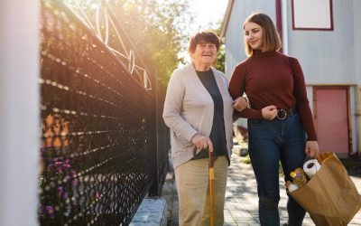 Radość płynąca z opieki: Jak relacje z seniorami wzbogacają życie opiekunek?